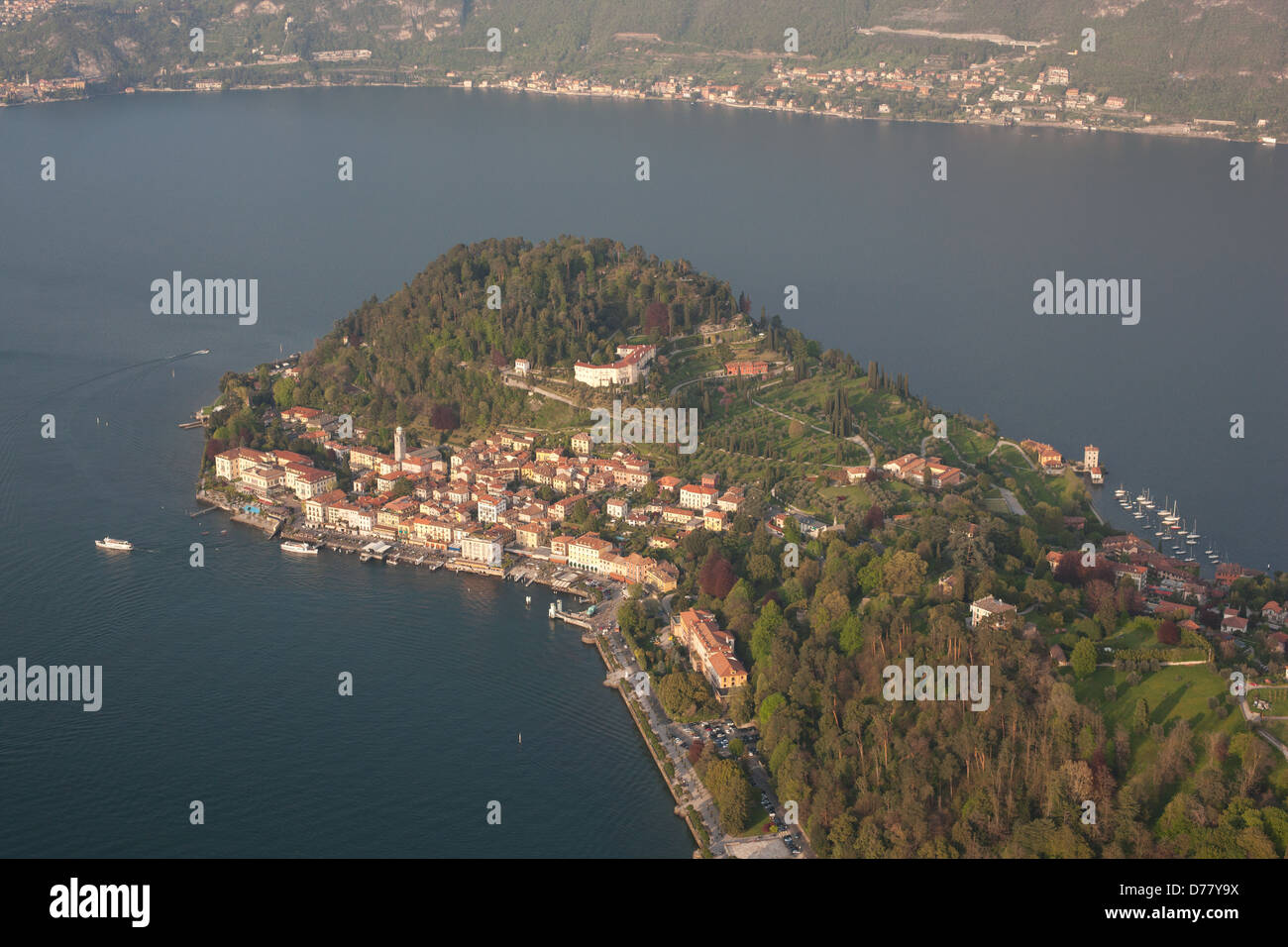 VISTA AEREA. Città di Bellagio sul lago di Como. Provincia di Como, Lombardia, Italia. Foto Stock