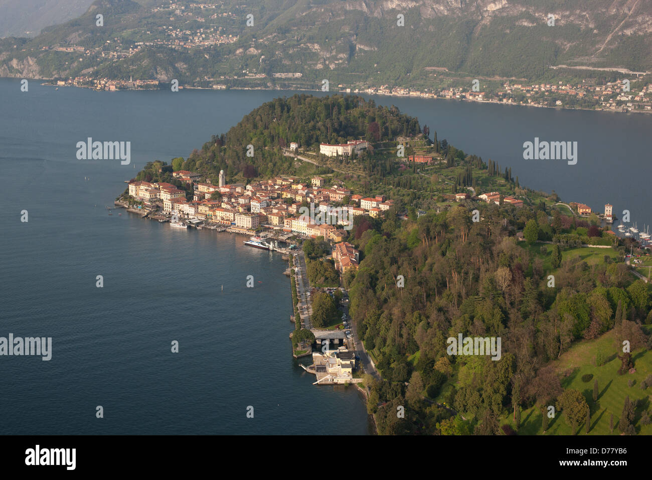 Villaggio di Bellagio (vista aerea). Riva del Lago di Como, Lombardia, Italia. Foto Stock
