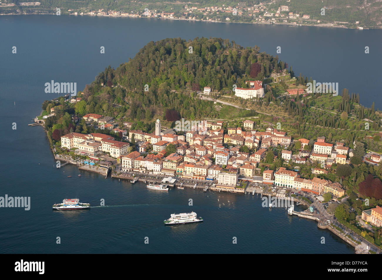 VISTA AEREA. Città di Bellagio sul lago di Como. Provincia di Como, Lombardia, Italia. Foto Stock