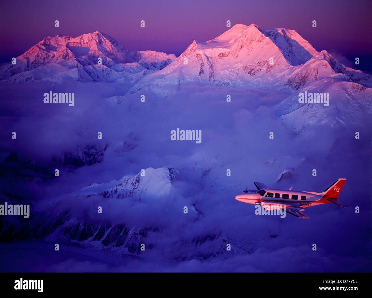 Ultima impostazione della luce di illuminazione sun 17,400 piedi Mount Foraker 20,320 piedi Monte McKinley o Denali K2 dell'aviazione Piper Navajo Foto Stock