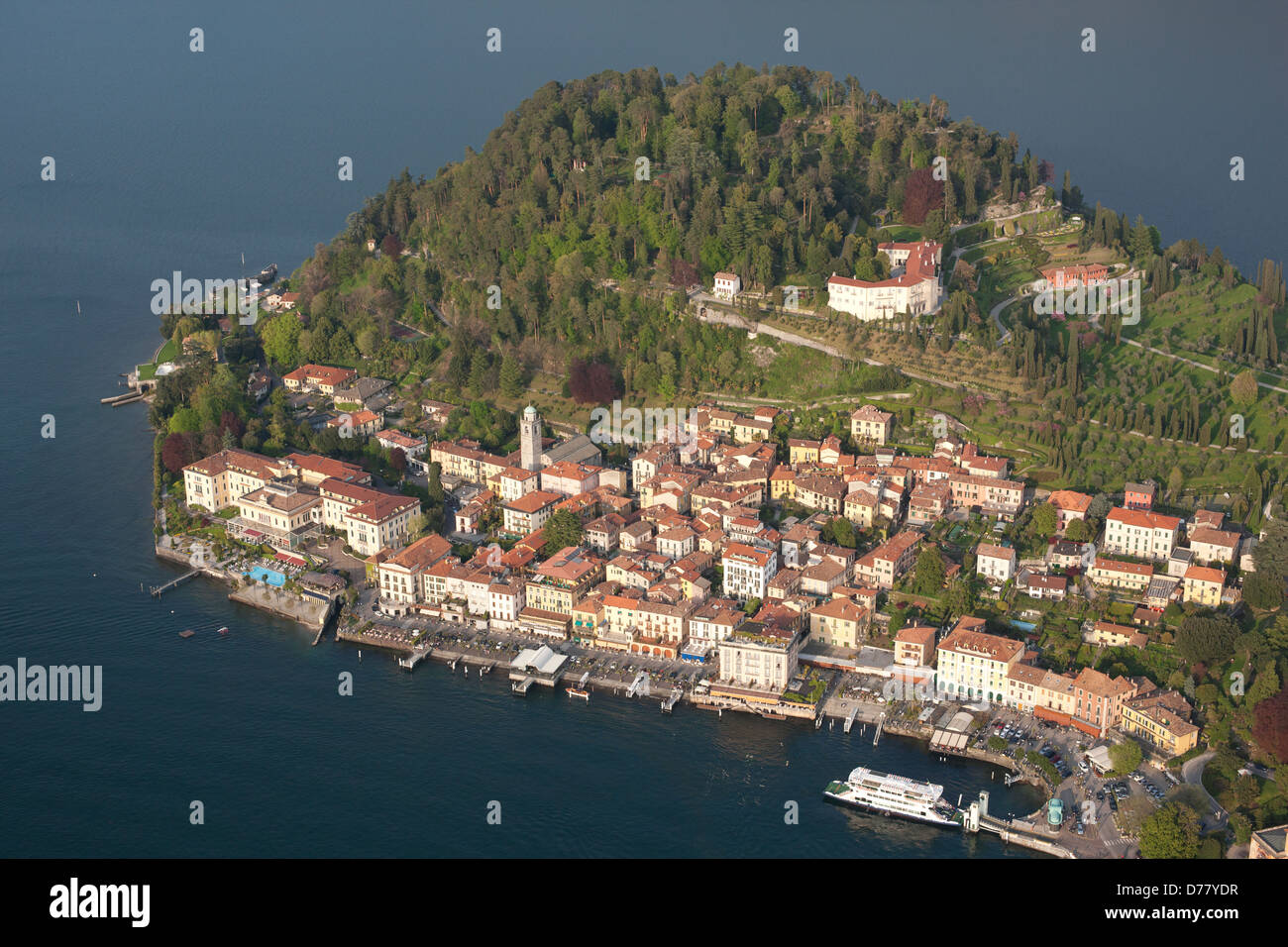 VISTA AEREA. Città di Bellagio sul lago di Como. Provincia di Como, Lombardia, Italia. Foto Stock
