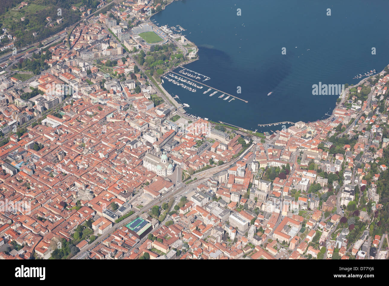 VISTA AEREA. Città di Como all'estremità sud-occidentale del lago di Como. Provincia di Como, Lombardia, Italia. Foto Stock