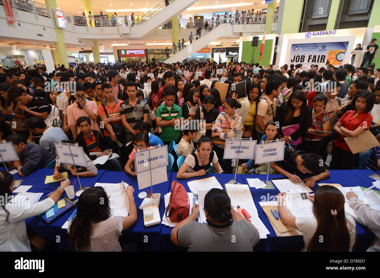 Le persone in cerca di lavoro filippino gregge di banchi di applicazione durante una fiera del lavoro all'interno di un centro commerciale di Davao City, nel Sud, Filippine. Foto Stock