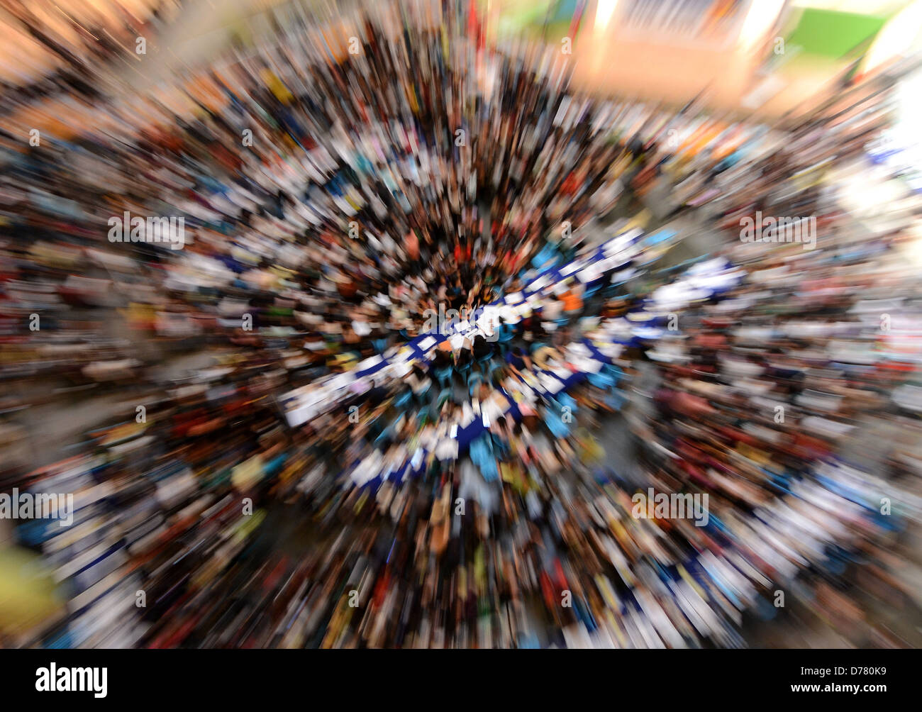 Lavoro filippino asilo gregge di banchi di applicazione durante una fiera del lavoro all'interno di un centro commerciale di Davao City, nel Sud, Filippine. Foto Stock