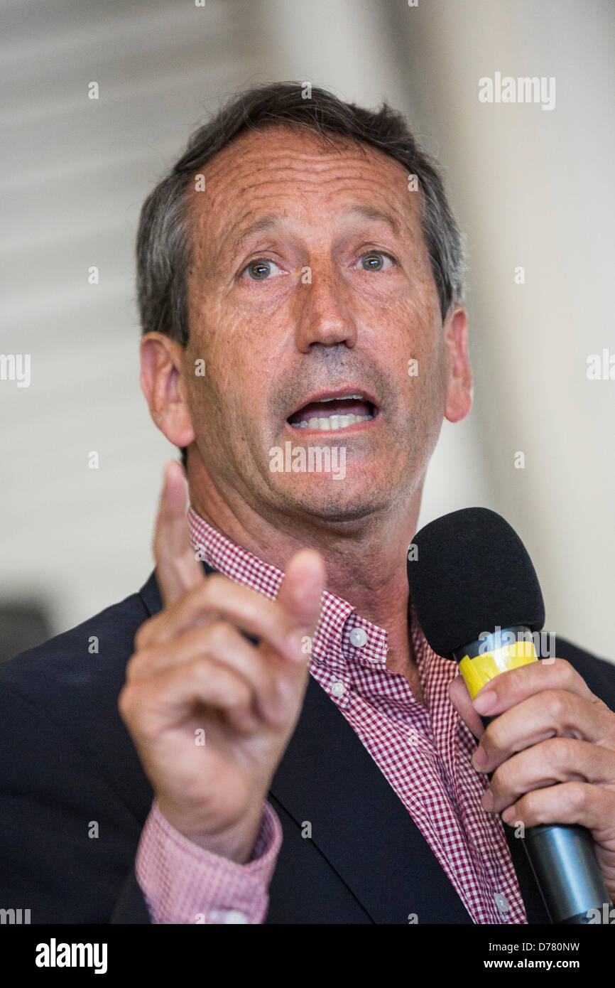 Ex Governatore repubblicano Mark Sanford risolve una folla durante il Charleston della Camera di commercio di carne di maiale e la politica il 30 aprile 2013 a Charleston, Carolina del Sud. Foto Stock