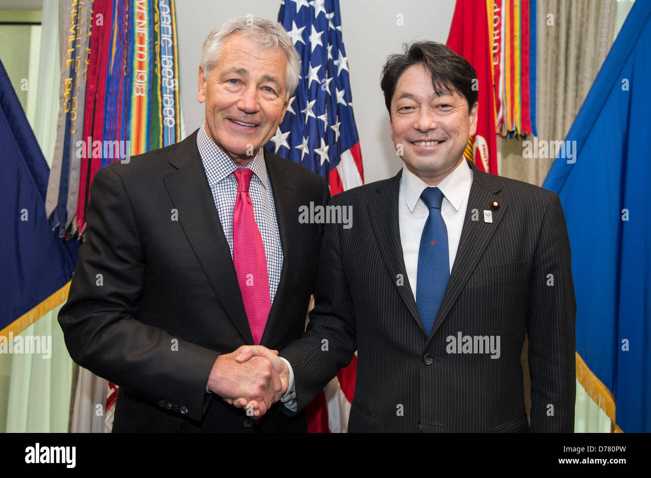 Il Segretario alla difesa degli Stati Uniti Chuck Hagel incontra il ministro giapponese della difesa Itsunori Onodera al Pentagono Aprile 29, 2013 a Washington, DC. Foto Stock