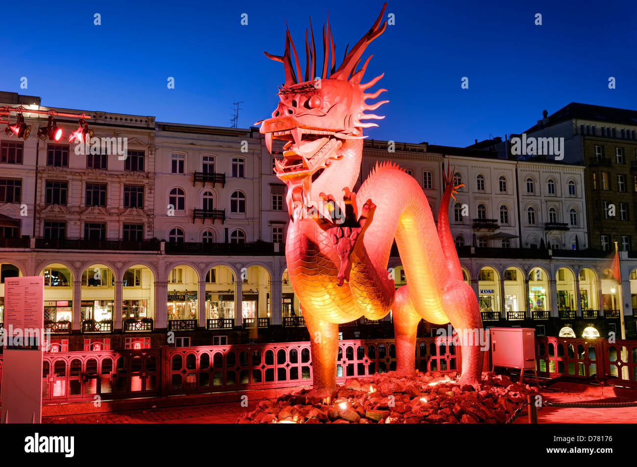 Drago di rame presso il municipio di mercato ora della Cina nel 2012 ad Amburgo, Germania, Europa Foto Stock