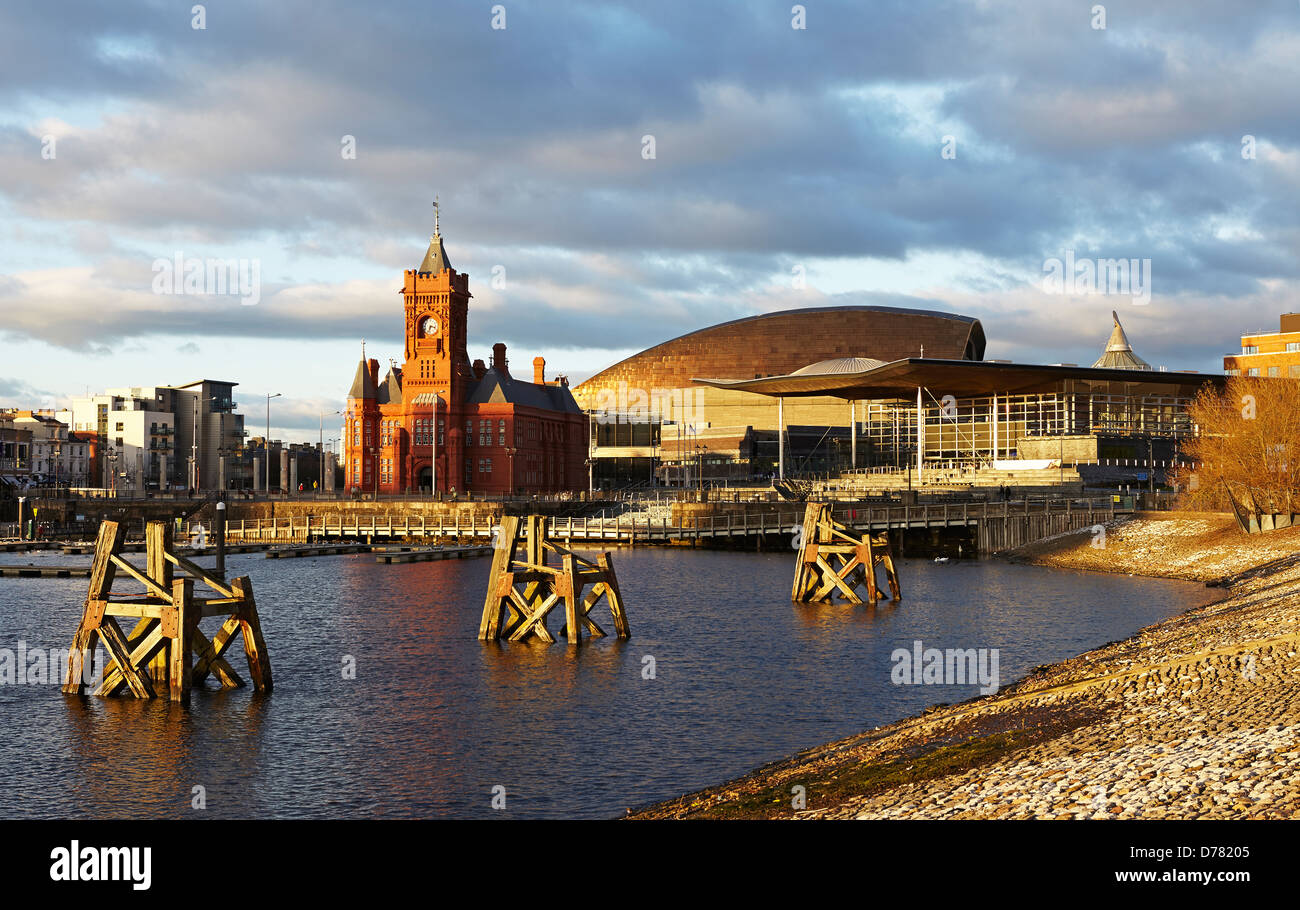 La Baia di Cardiff in serata che mostra la Senedd, l'Edificio Pierhead e Wales Millennium Centre Cardiff Bay, Wales, Regno Unito Foto Stock