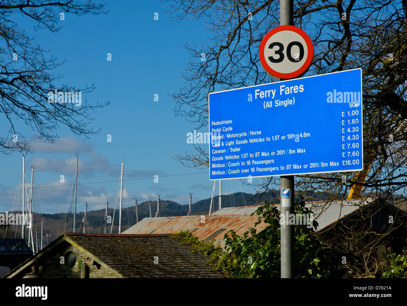 Tariffa dei prezzi per il Windermere ferry, Parco Nazionale del Distretto dei Laghi, Cumbria, England Regno Unito Foto Stock