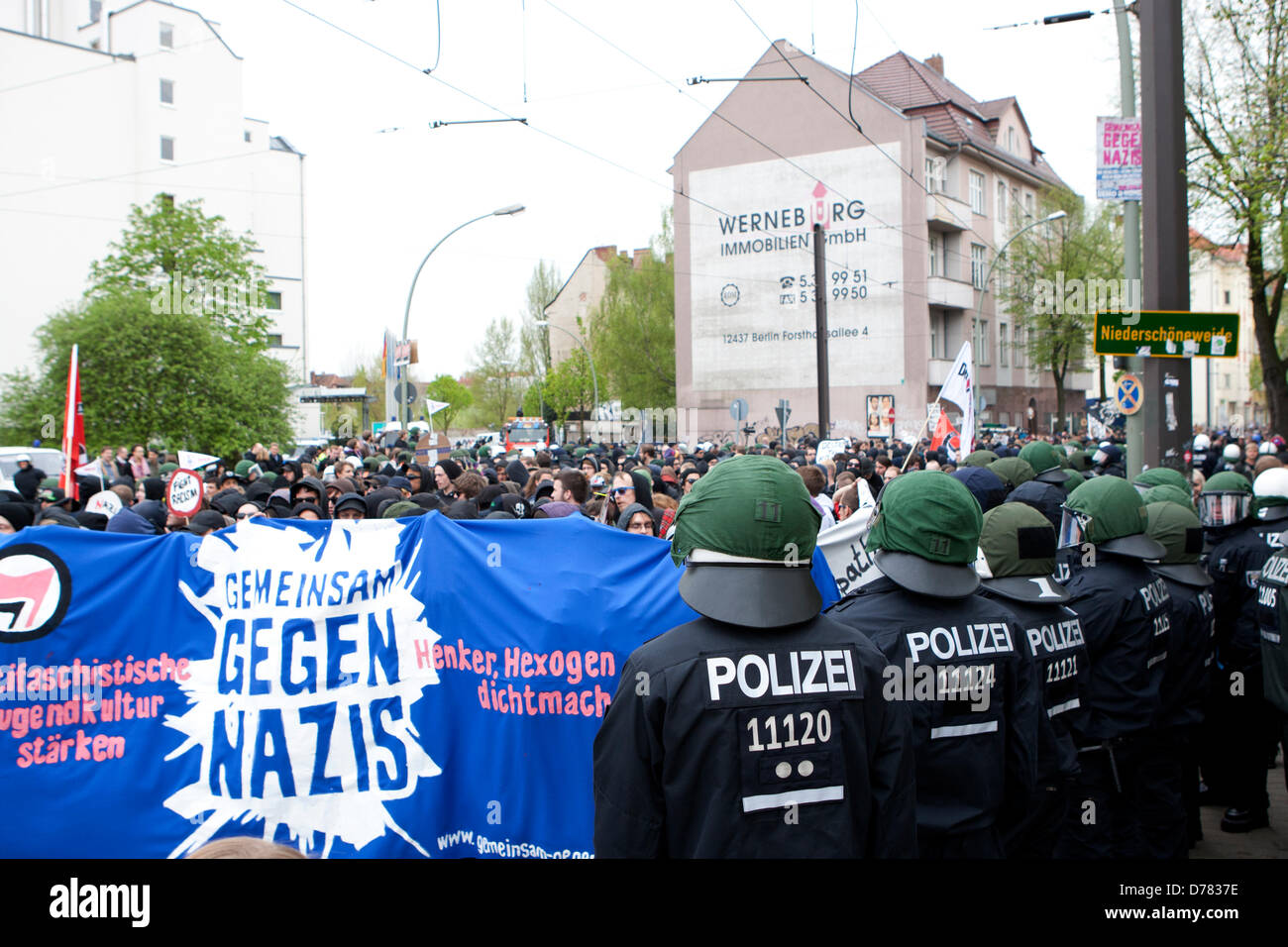 Berlino, Germania. Intorno al 4000 i manifestanti hanno protestato contro il partito politico NDP la manifestazione che si terrà a Berlino il 1 maggio. Credito: Rey T. Byhre /Alamy Live News Foto Stock