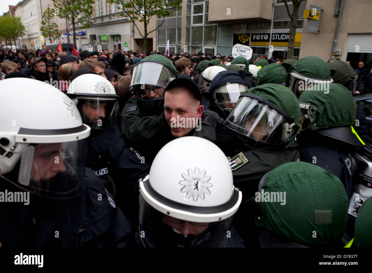 Berlino, Germania. Un manifestante arrestato durante una manifestazione di protesta contro la NPD . Credito: Rey T. Byhre /Alamy Live News. Credito: Rey T. Byhre /Alamy Live News Foto Stock