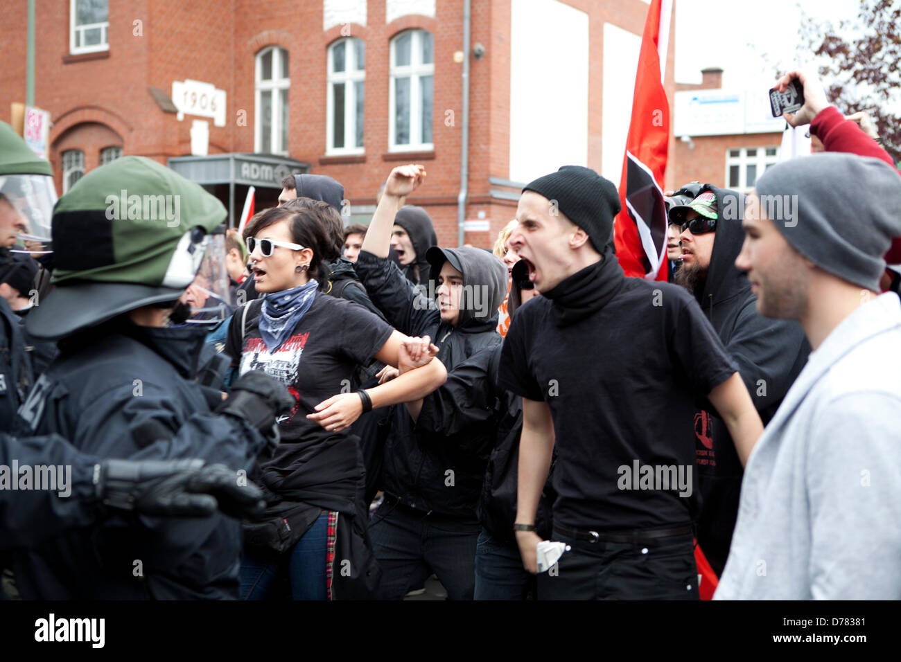 Berlino, Germania. I manifestanti di affrontare la polizia durante una manifestazione di protesta contro la NPD . Credito: Rey T. Byhre /Alamy Live News. Credito: Rey T. Byhre /Alamy Live News Foto Stock
