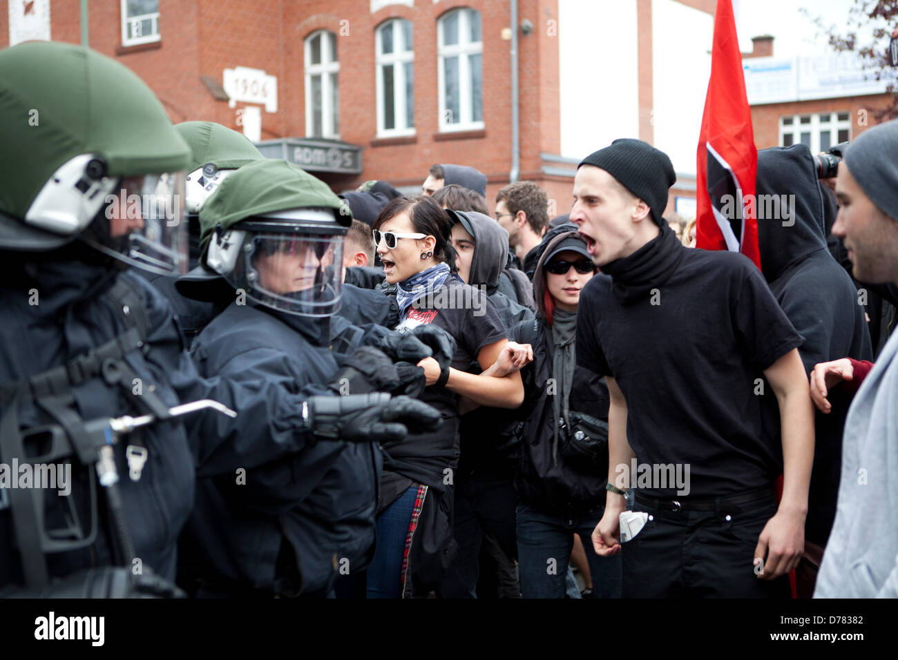 Berlino, Germania. I manifestanti di affrontare la polizia durante una manifestazione di protesta contro la NPD . Credito: Rey T. Byhre /Alamy Live News. Credito: Rey T. Byhre /Alamy Live News Foto Stock