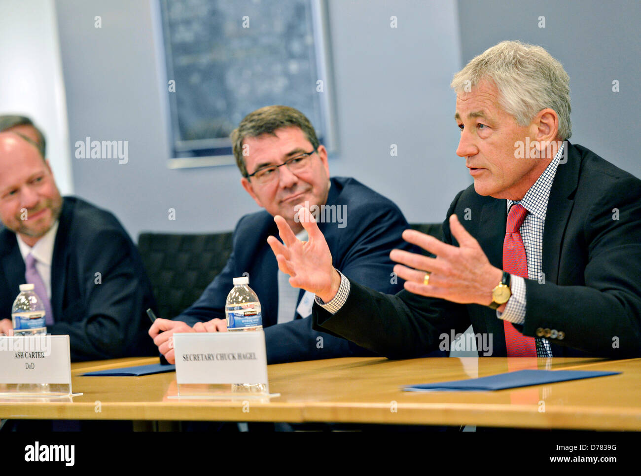 Il Segretario alla difesa degli Stati Uniti Chuck Hagel rende le osservazioni di apertura come si incontra con le industrie aerospaziali membri della Associazione Aprile 30, 2013 in Arlington, VA. Foto Stock