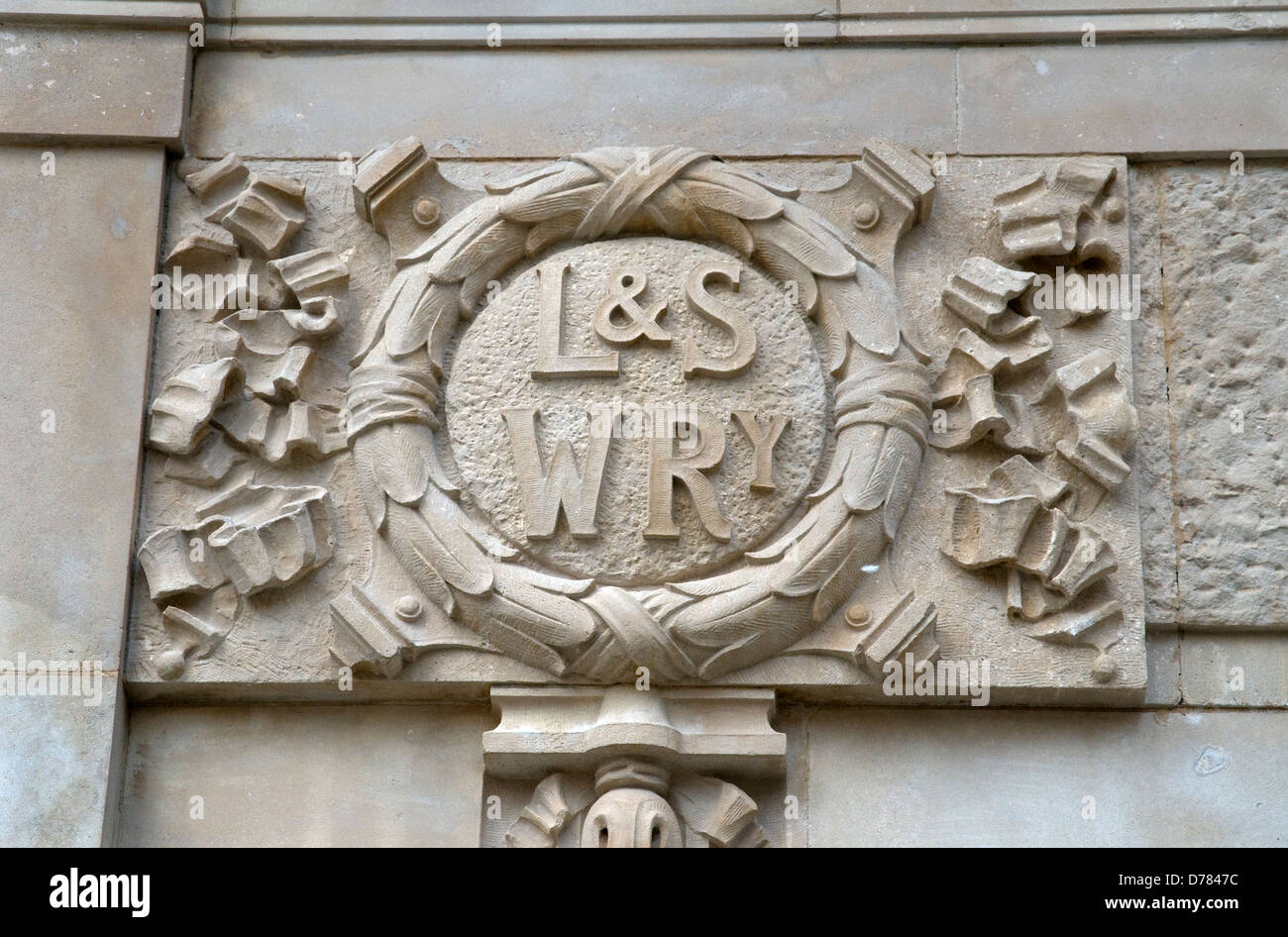 In pietra scolpita motif commemora la Londra e South Western Railway,parete esterna,waterloo principale linea ferroviaria, Londra Foto Stock