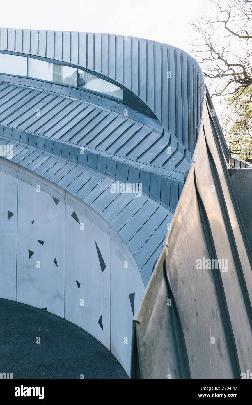Maggie's Cancer Caring Centre Swansea dall architetto Kisho Kurokawa Associates che mostra la curva del tetto di zinco. Foto Stock