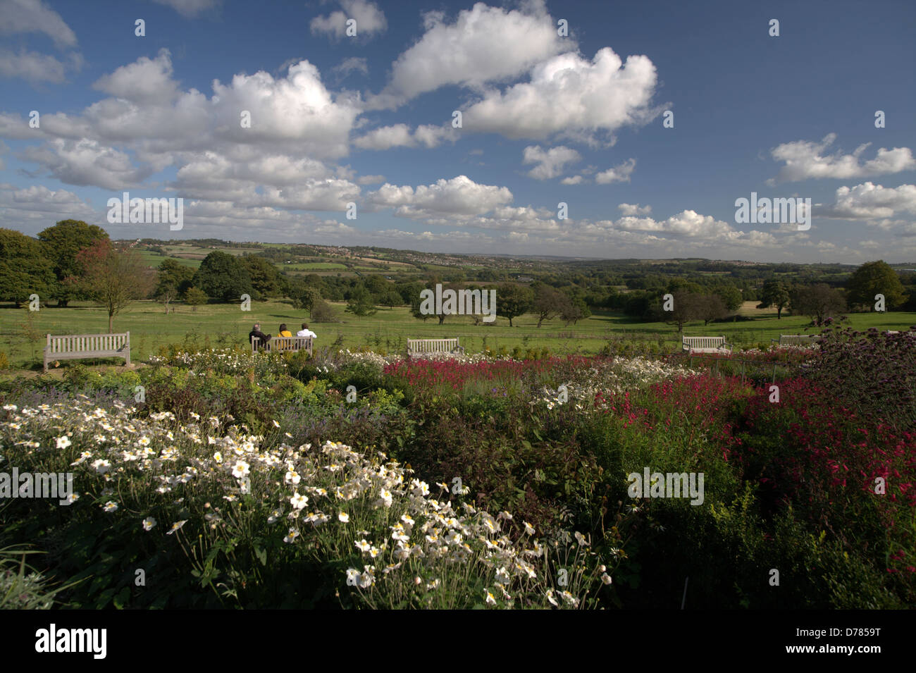 Giardini con una vista sul castello di Wentworth , Yorkshire Foto Stock