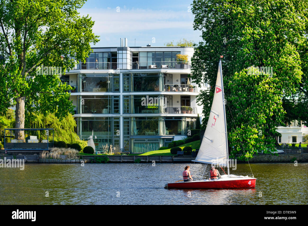 Villa e barche a vela in treno lungo in Uhlenhorst, Amburgo, Germania, Europa Foto Stock
