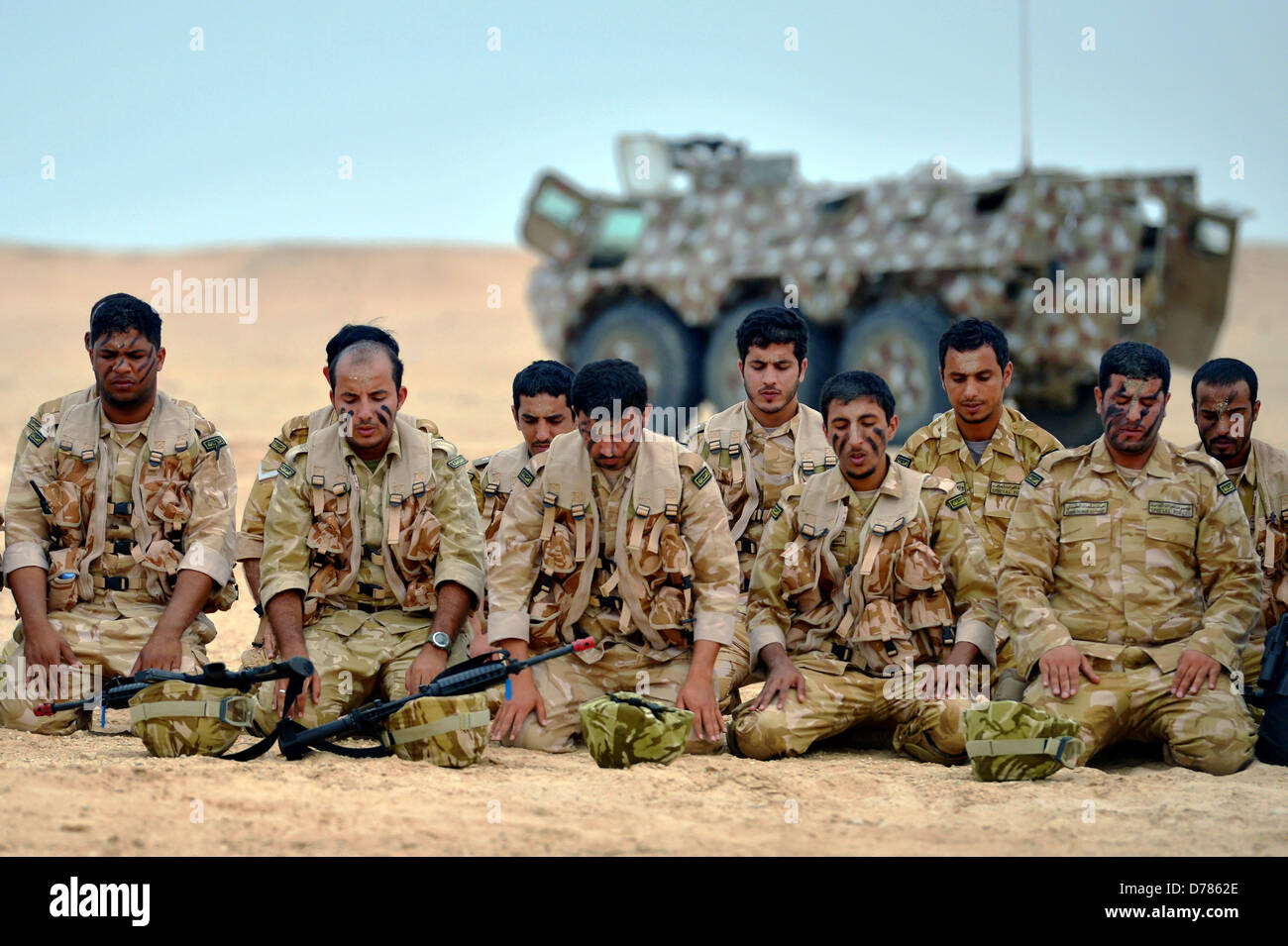 Il Qatar Forze Armate i soldati si inginocchiano a pregare prima di iniziare un giunto contro-terrorismo esercizio con le forze USA Aprile 28, 2013 in Zikrit, in Qatar. Foto Stock