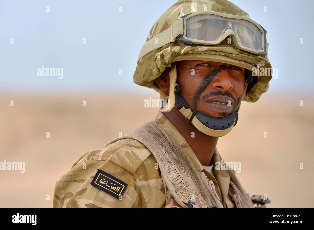 Un Qatar Forze Armate soldato durante una comune contro il terrorismo esercizio con le forze USA Aprile 28, 2013 in Zikrit, in Qatar. Foto Stock