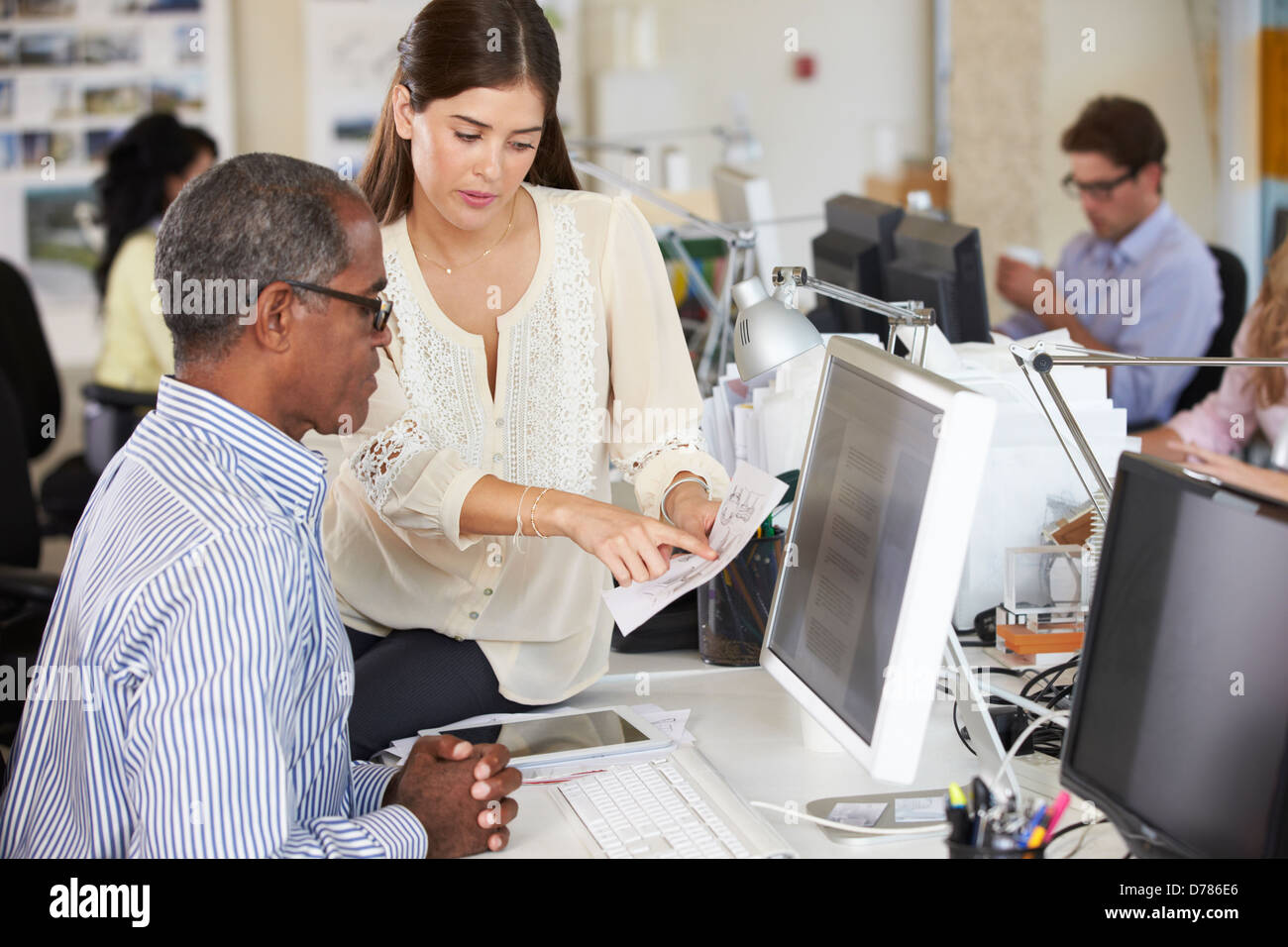 Lavoratori a scrivanie in Occupato Ufficio creativo Foto Stock