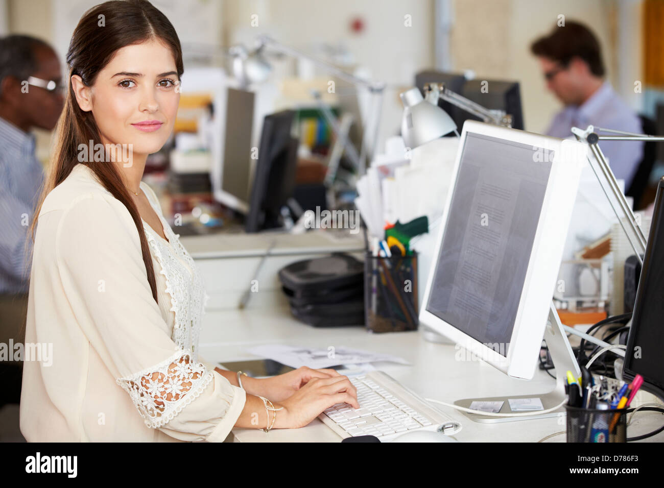 Donna che lavorano alla reception In occupato Ufficio creativo Foto Stock