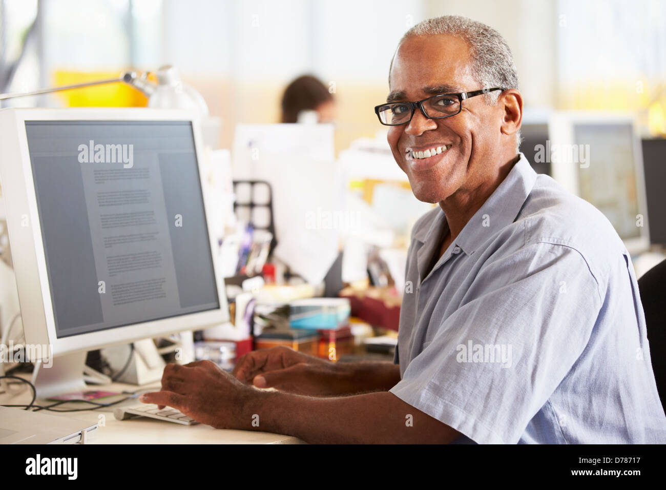 Uomo che lavora alla reception In occupato Ufficio creativo Foto Stock