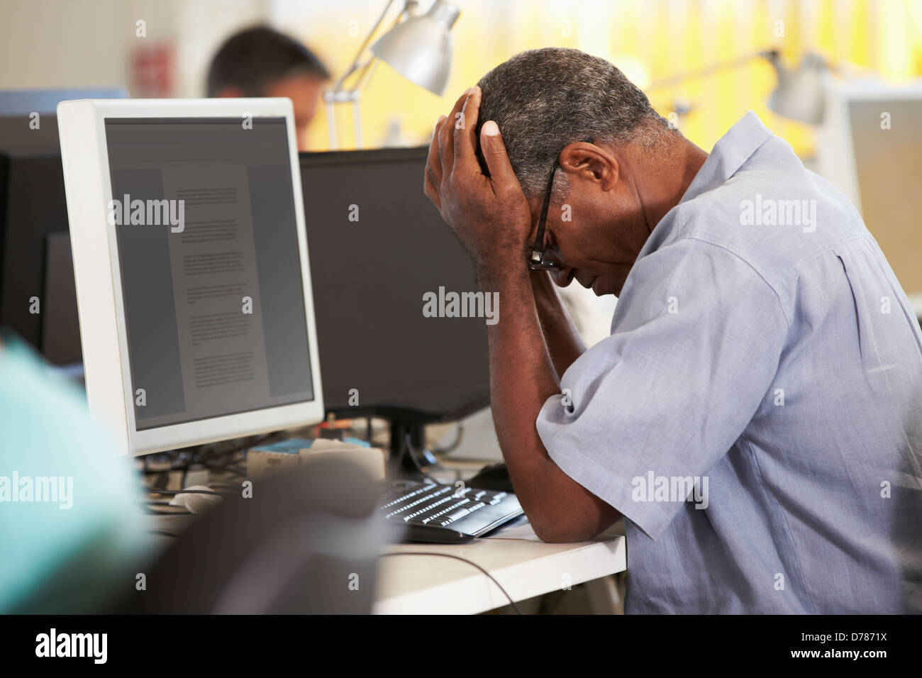 Sottolineato uomo che lavora alla reception In occupato Ufficio creativo Foto Stock
