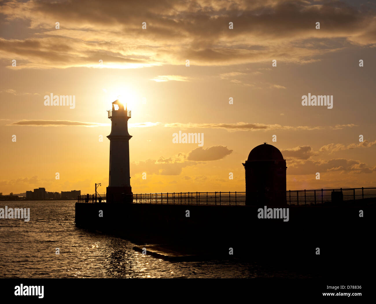 Newhaven, Leith, Edimburgo, Scozia faro al tramonto REGNO UNITO Foto Stock