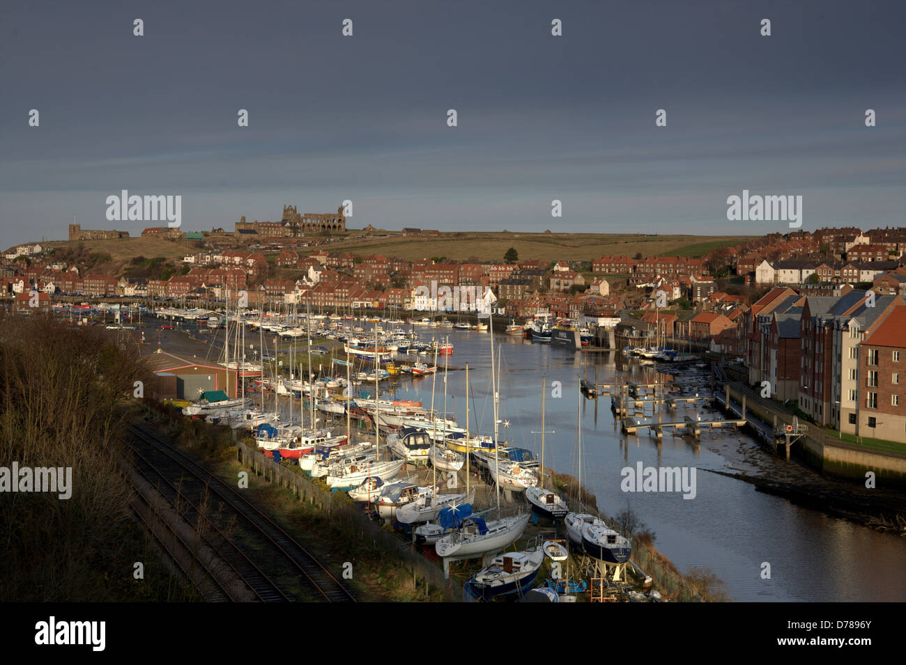 Whitby è una città di mare, porto e parrocchia civile nel quartiere di Scarborough e contea inglese del North Yorkshire. Foto Stock