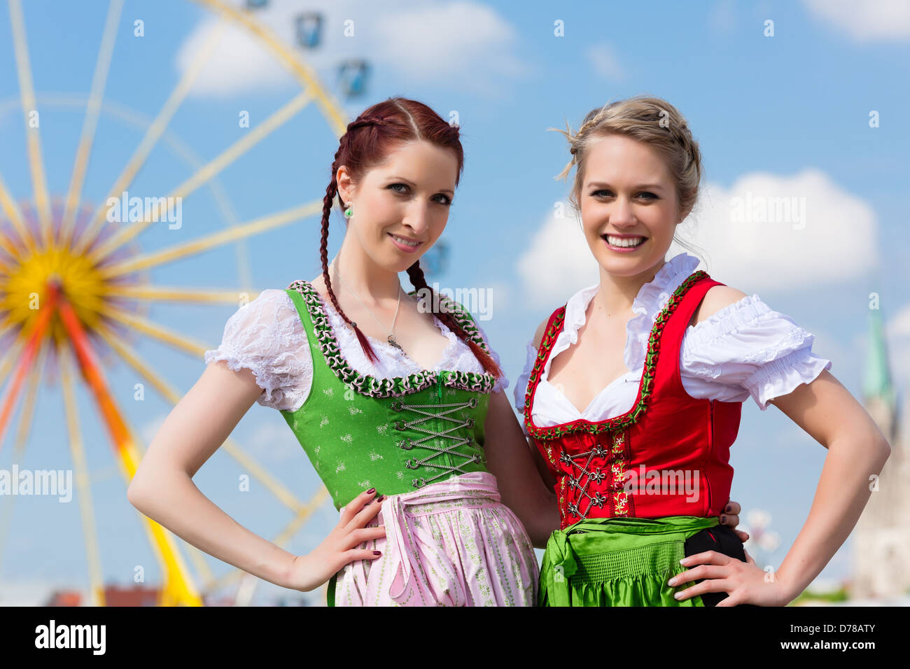 Giovani donne in tradizionali abiti bavarese - dirndl o tracht - su un festival o Oktoberfest Foto Stock