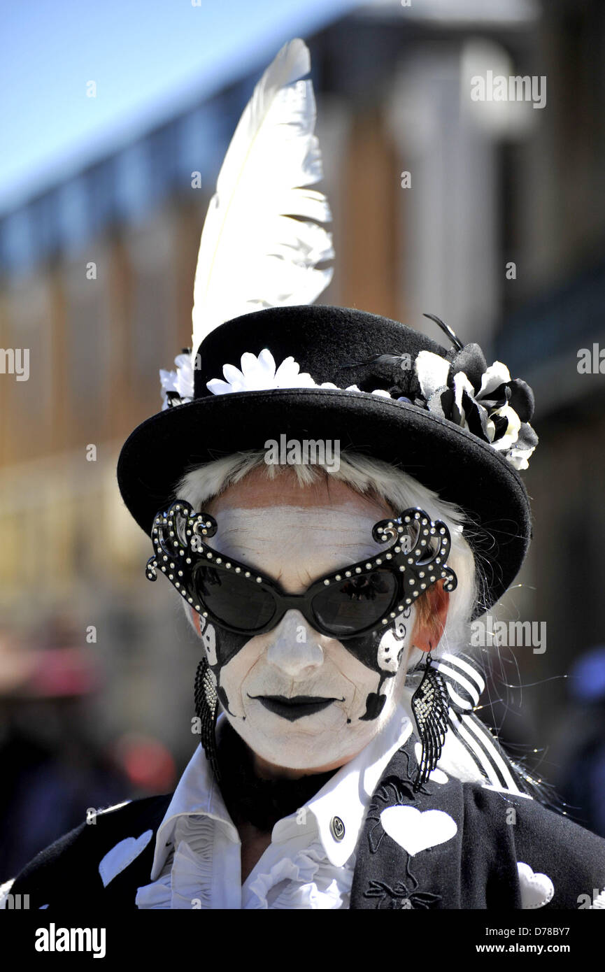 Cambridge, Regno Unito. Il 1 maggio 2013. I membri del maiale Dyke Molly eseguire per celebrare il giorno di maggio in Piazza del Mercato, Cambridge Regno Unito il 1 maggio 2013. Molly la danza è una forma di Morris danze popolari in East Anglia e la East Midlands e viene spesso eseguita celebrare eventi stagionali come la fine dell'inverno. Diga di maiale Molly sono basati in Peterborough. Credito: Julian Eales / Alamy Live News Foto Stock