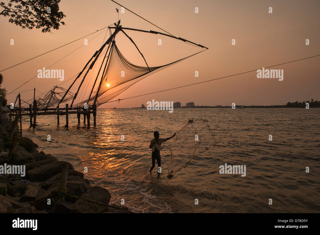 Cinese di reti da pesca al tramonto a Fort Cochin (Kochi) in Kerala, India Foto Stock