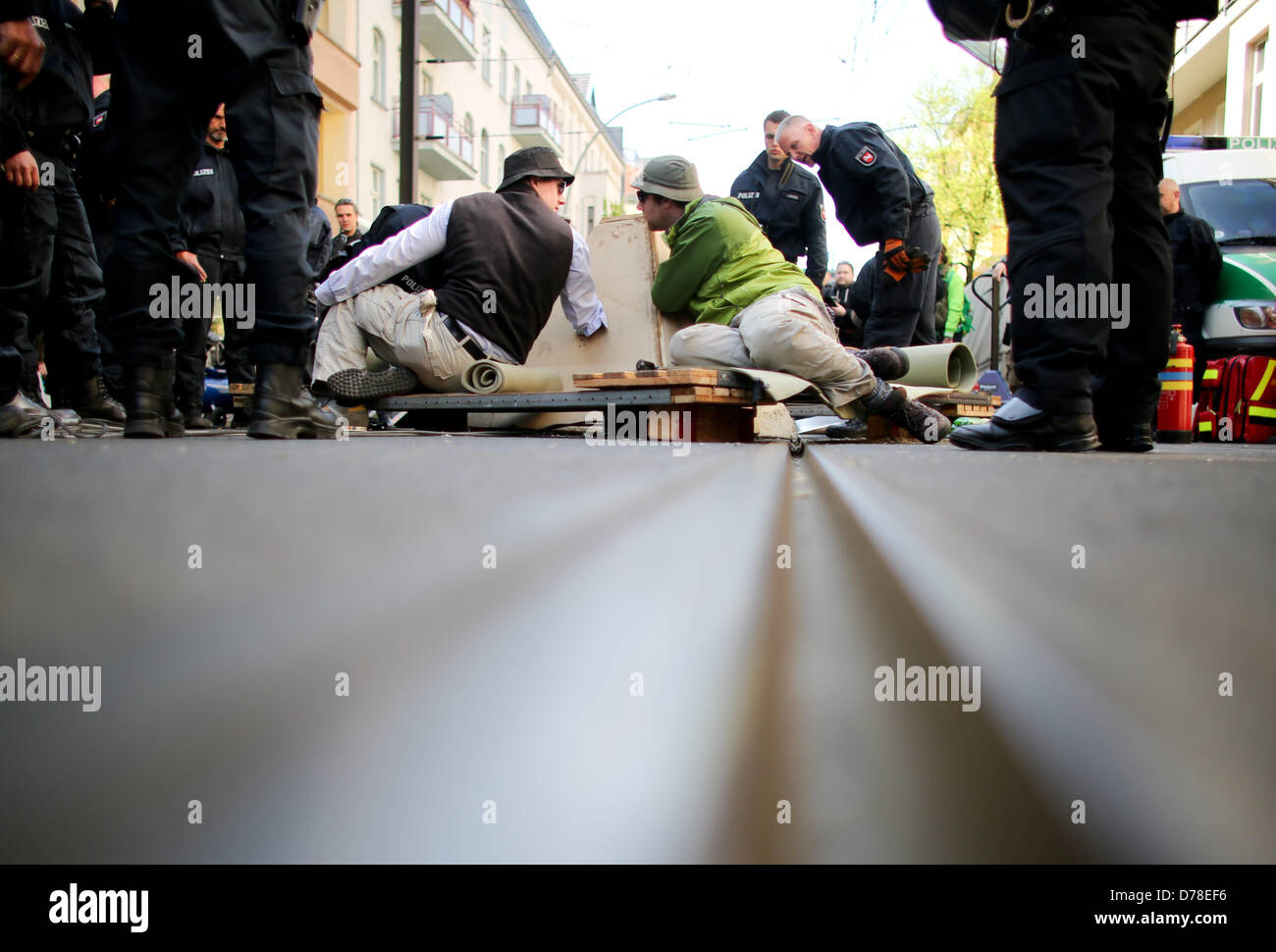 Incatenati a una piramide in calcestruzzo attivisti bloccano la strada prima di un rally di estrema destra NPD Schoeneweide nel distretto di Berlino, Germania, 01 maggio 2013. Foto: KAY NIETFELD Foto Stock