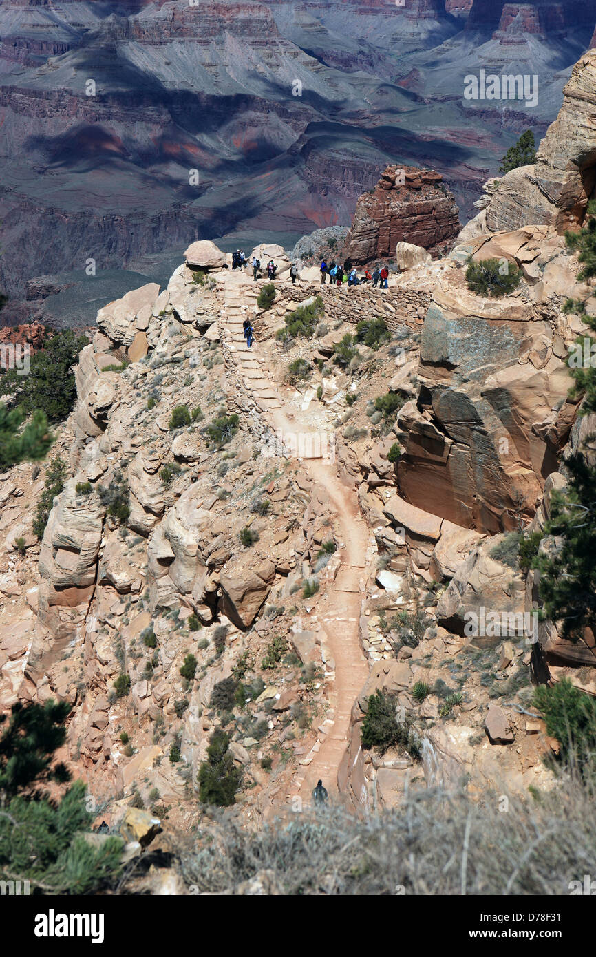 Gli escursionisti sulla Kaibab Trail nel Grand Canyon in Arizona, Stati Uniti d'America Foto Stock