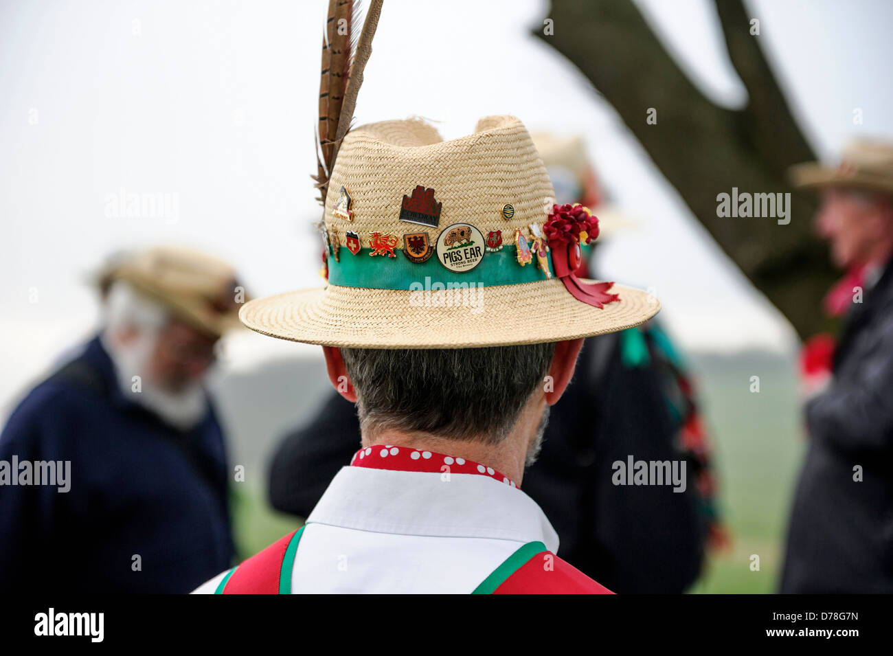 L'anello Chanctonbury Morris uomini benvenuti nella primavera del 1 maggio 2013 sulla cima di un freddo Chanctonbury Hill sulla Sussex South Downs REGNO UNITO Foto Stock