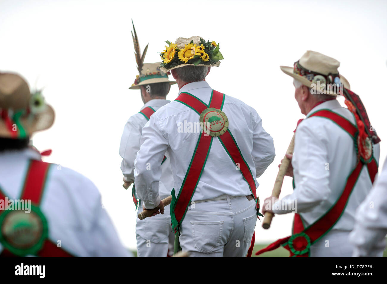 L'anello Chanctonbury Morris uomini benvenuti nella primavera del 1 maggio 2013 sulla cima di un freddo Chanctonbury Hill sulla Sussex South Downs REGNO UNITO Foto Stock