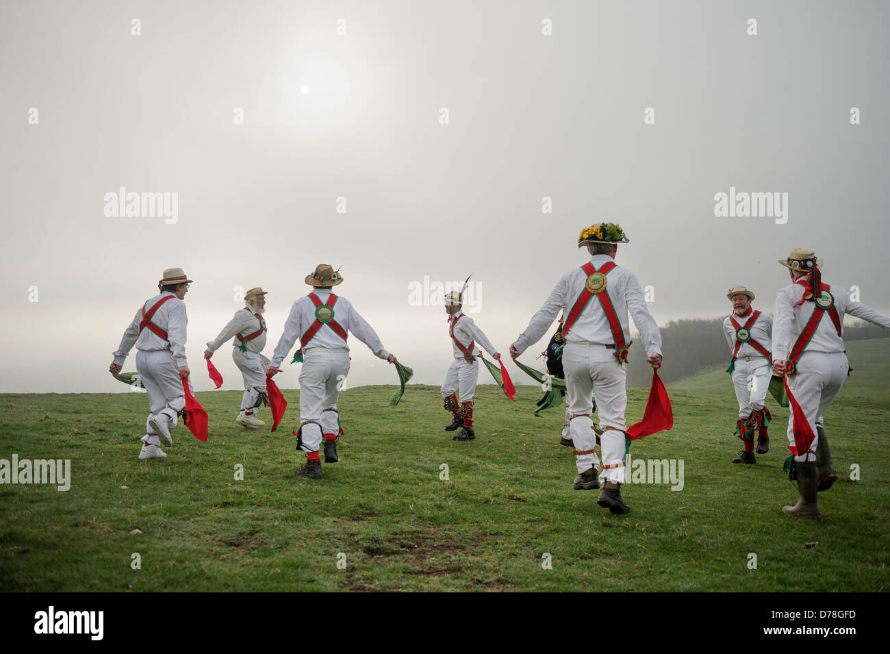 L'anello Chanctonbury Morris uomini benvenuti nella primavera del 1 maggio 2013 sulla cima di un freddo Chanctonbury Hill sulla Sussex South Downs REGNO UNITO Foto Stock