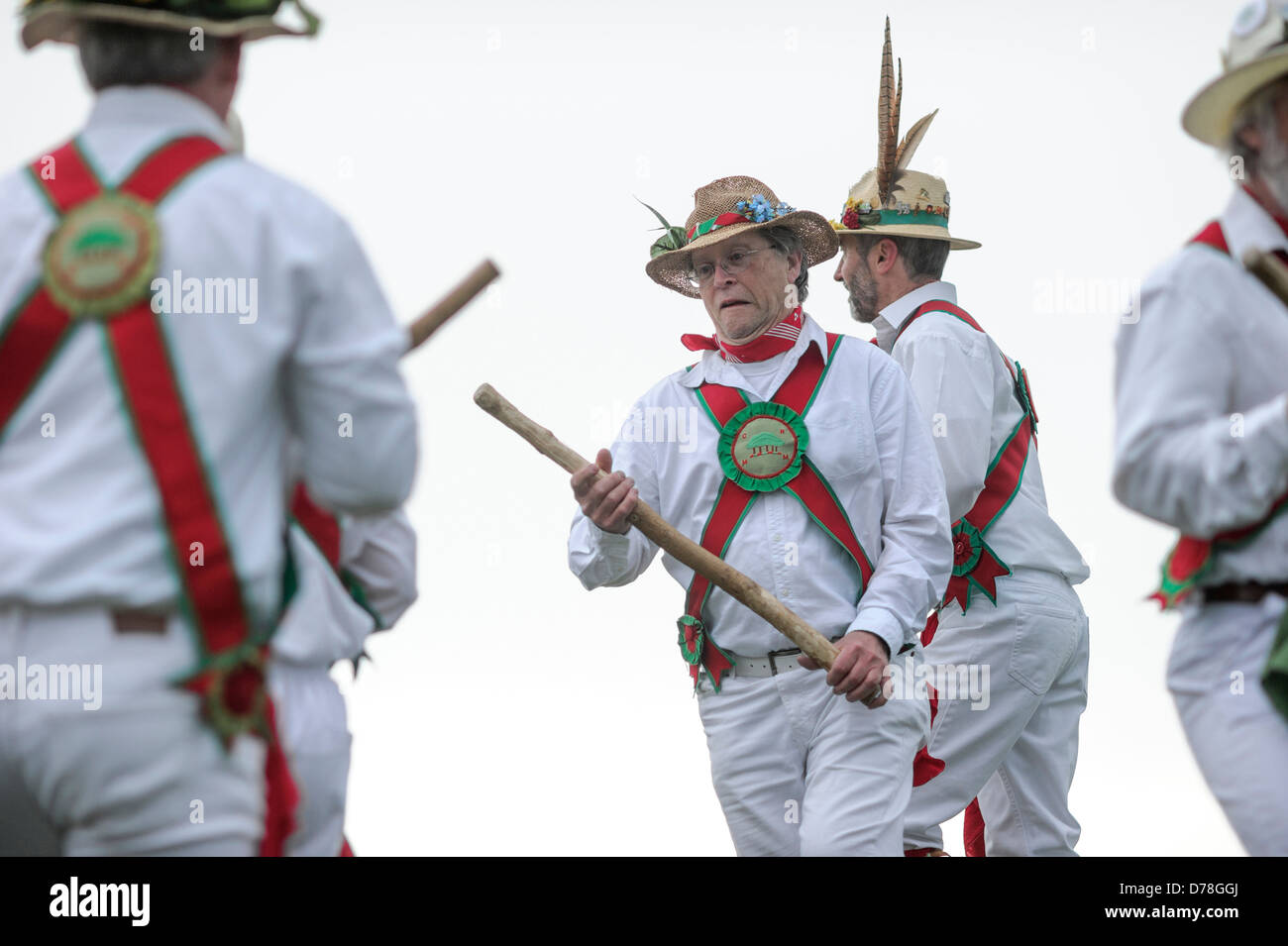 L'anello Chanctonbury Morris uomini benvenuti nella primavera del 1 maggio 2013 sulla cima di un freddo Chanctonbury Hill sulla Sussex South Downs REGNO UNITO Foto Stock