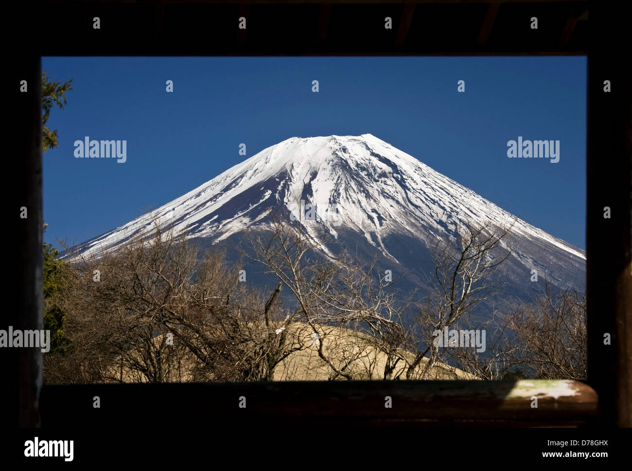 Filepics: il Monte Fuji, Giappone. Mt Fuji è incorniciato in apertura di legno di un ricovero in una passeggiata che prende il trekking attraverso le parti di ricambio dell'altopiano Asagiri nella Prefettura di Shizuoka Giappone il 22 marzo 2013. Secondo il governo giapponese Giappone iconici Mt. è stata consigliata per la registrazione come sito del Patrimonio mondiale da un advisory panel per l'UNESCO. Fotografo: Robert Gilhooly/Alamy Live News Foto Stock