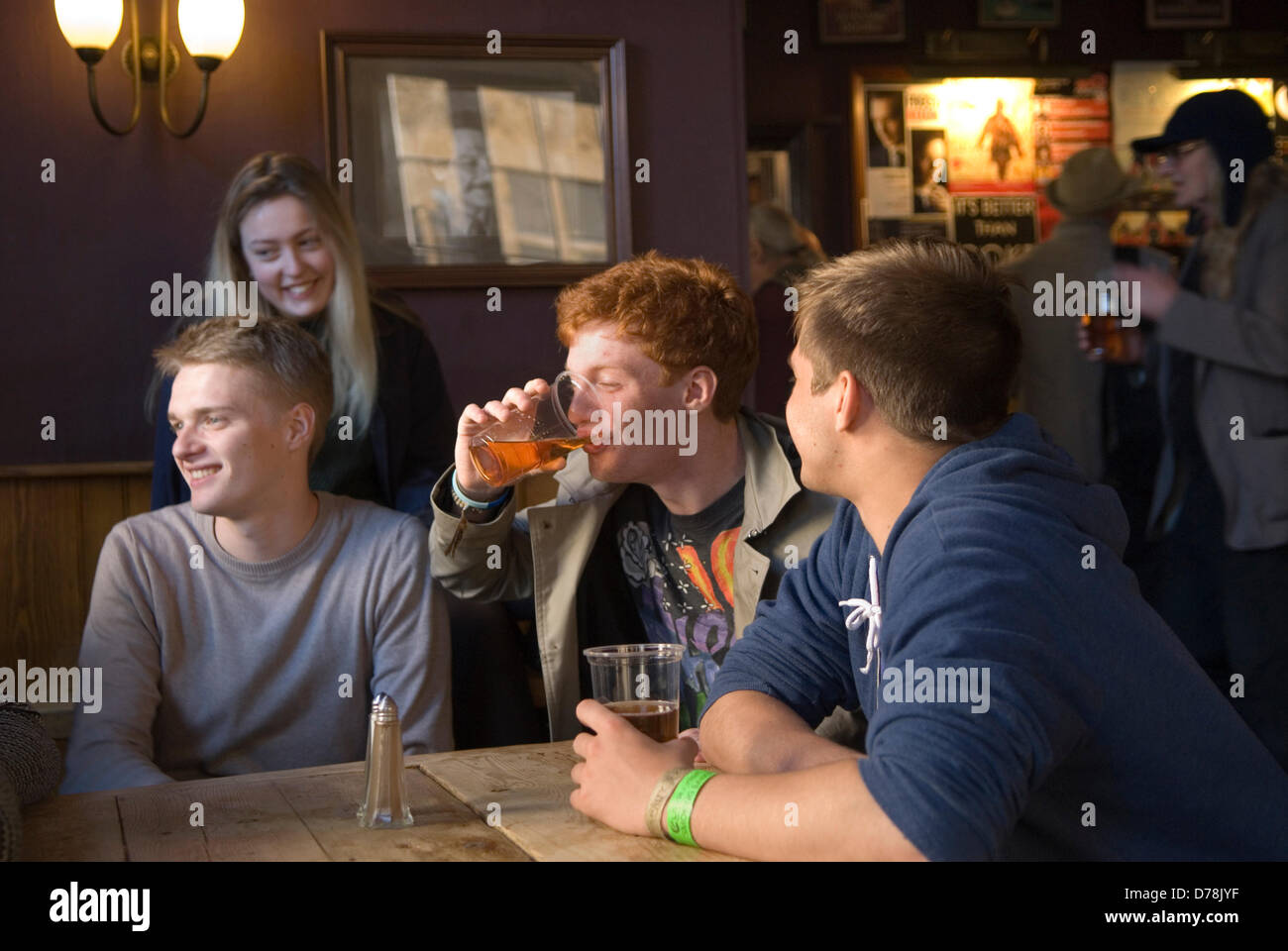 Studenti di gruppo che bevono cultura studente universitario di Oxford maggio persone che bevono un drink. Inghilterra 2010s 2013 UK HOMER SYKES Foto Stock