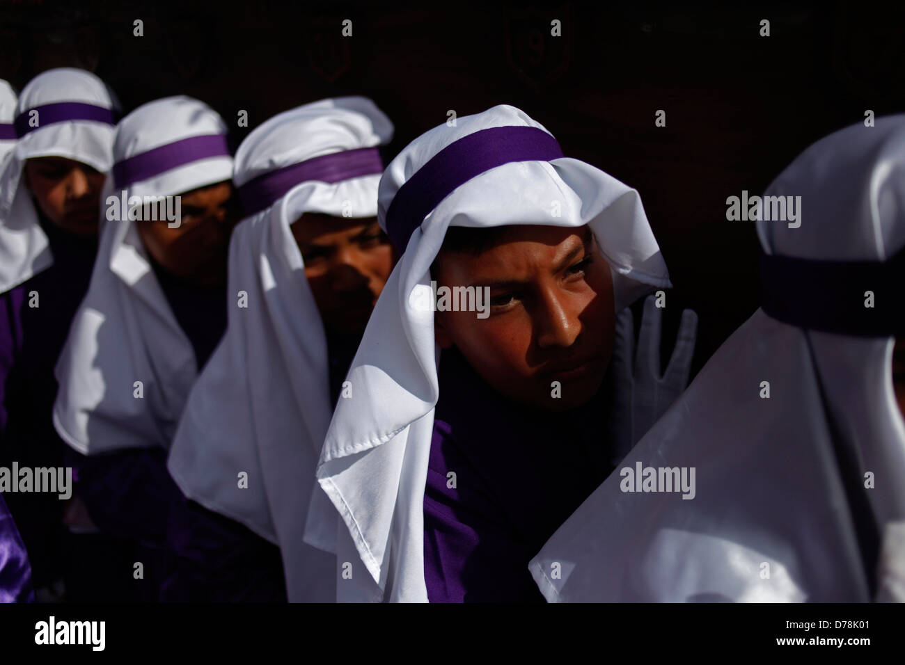 Ragazzi Vestito come gli ebrei portano un trono durante la Semana Santa in La Antigua Guatemala, Marzo 27, 2013. Foto Stock