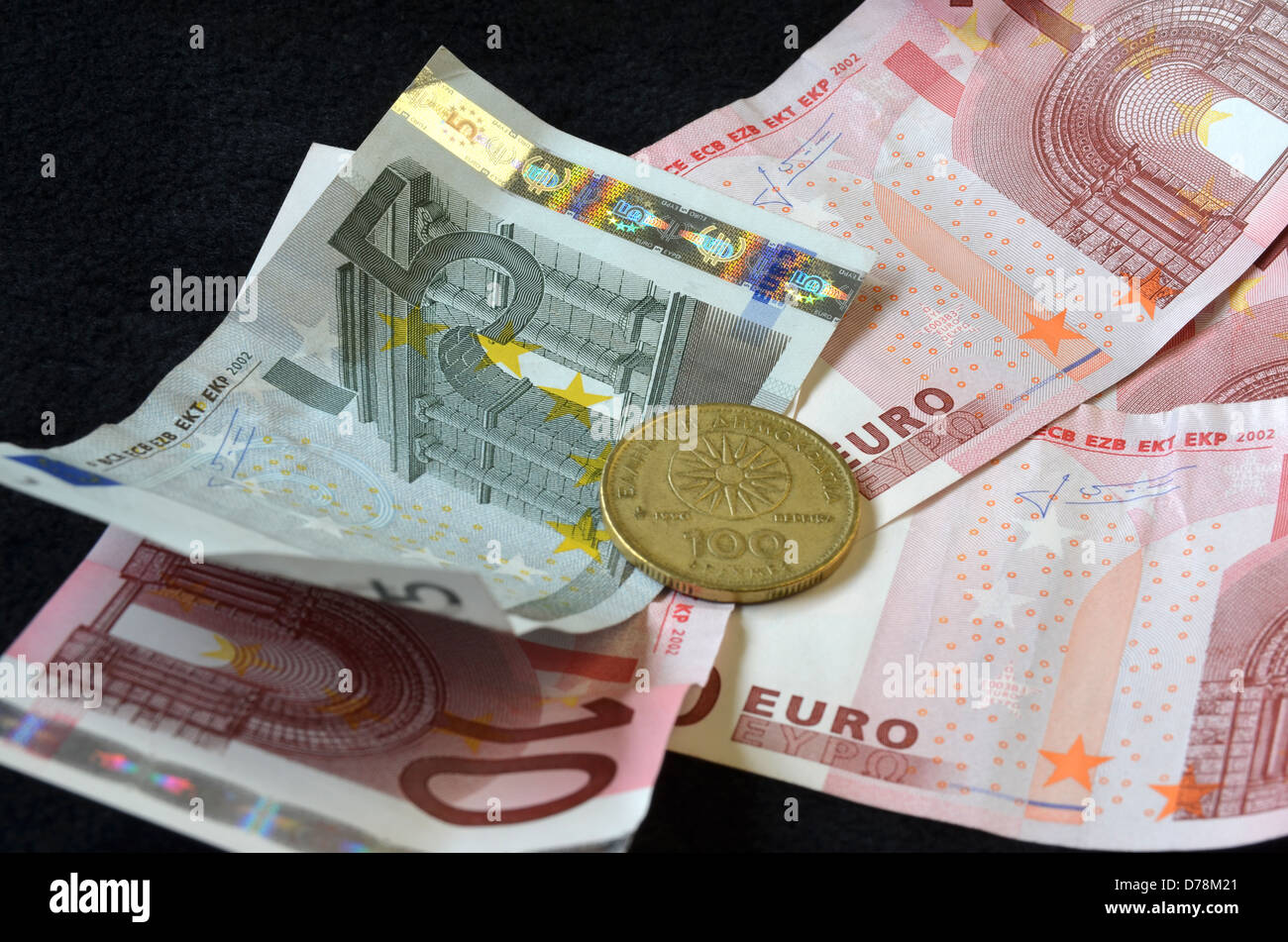 Un centinaio di drachmes moneta con le banconote in euro Numero 3300 Foto Stock