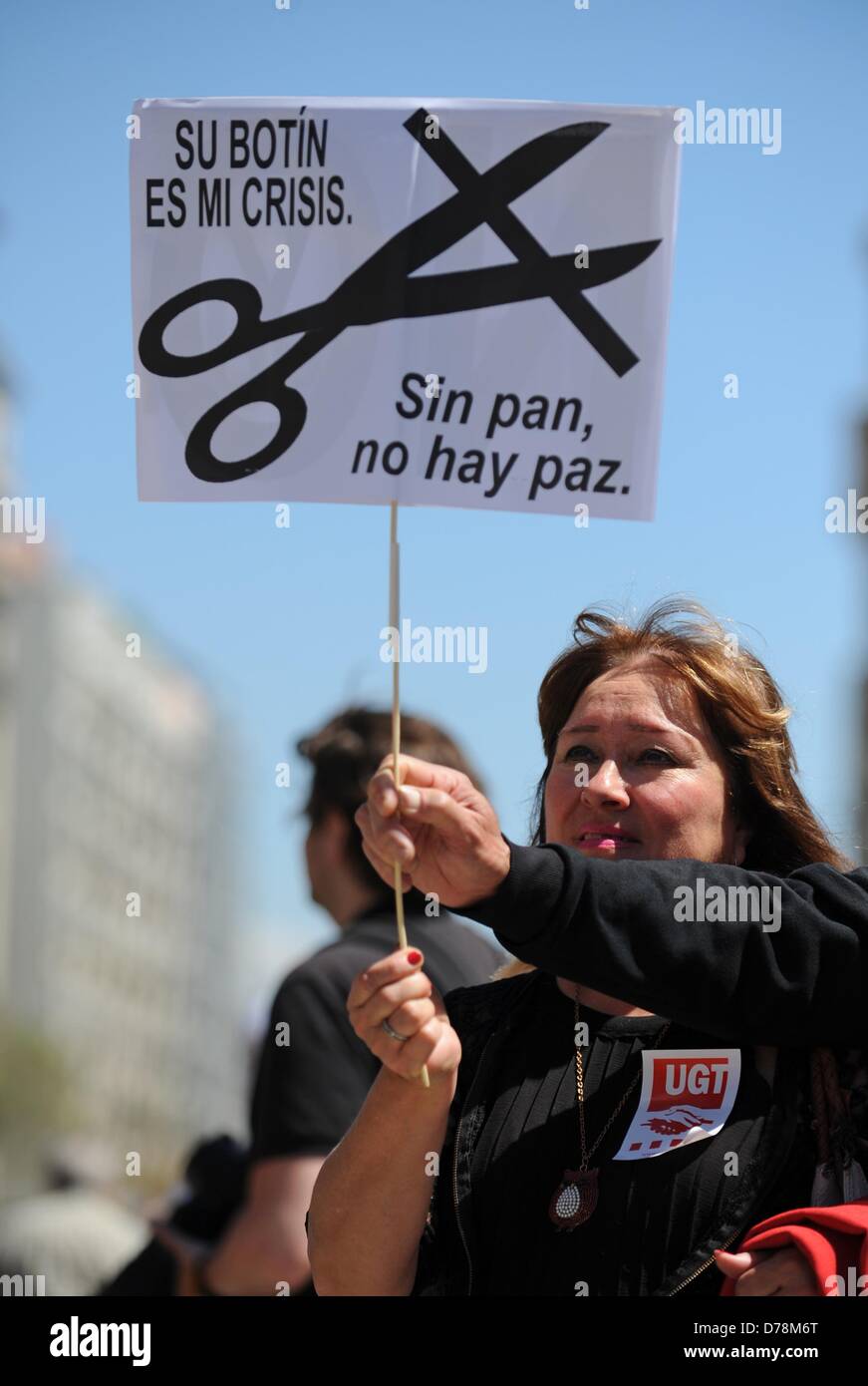 Barcellona, Spagna. Il 1 maggio 2013. Una donna può contenere fino a firmare con barrata forbice durante un giorno di maggio manifestazione a Barcellona, Spagna, 01 maggio 2013. Foto: ANDREAS GEBERT/dpa/Alamy Live News Foto Stock