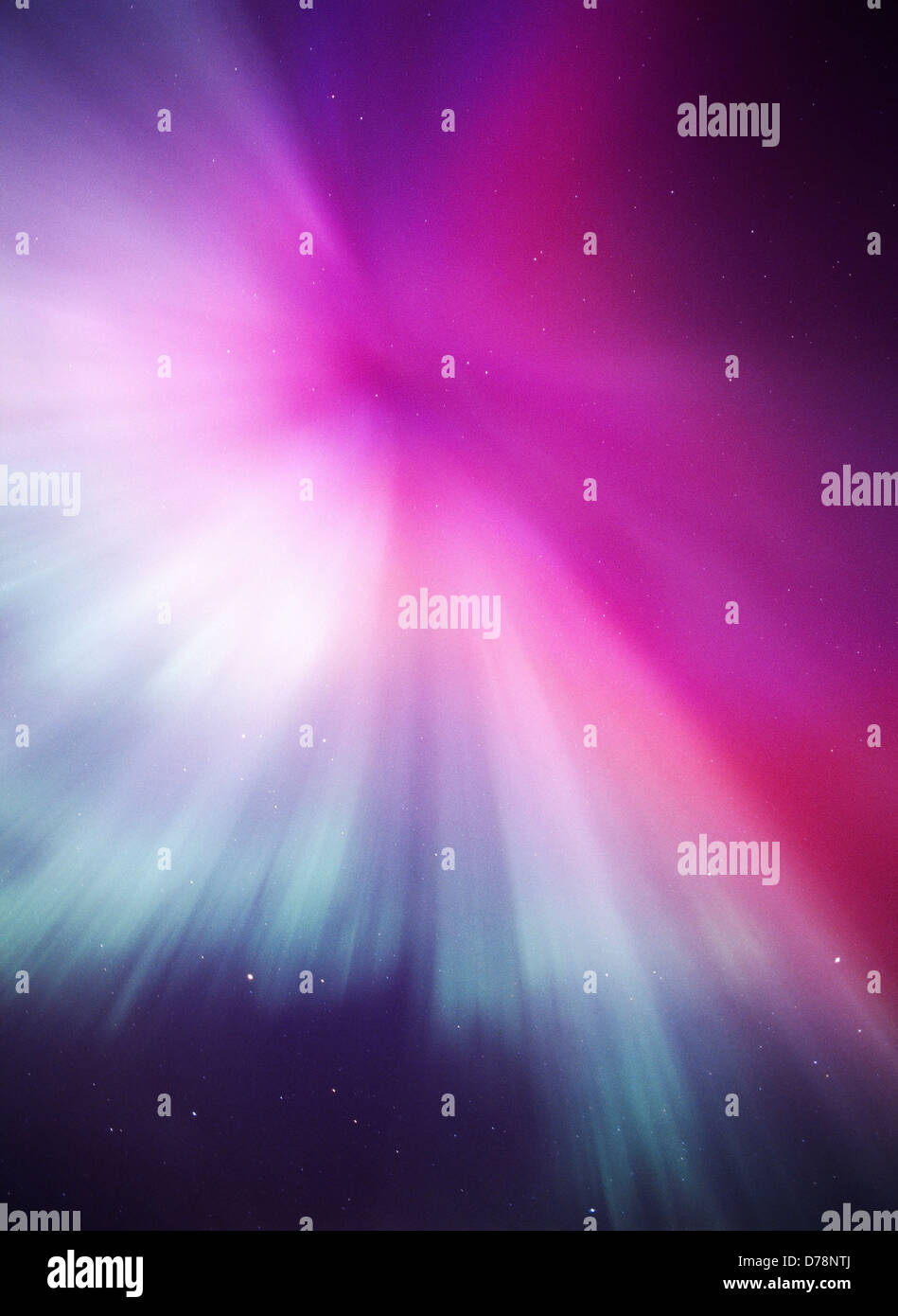 Bella e verde rosso viola aurora sopra corona Tahneta passare durante la tempesta giromagnetico sulla mattina di novembre 20 2003 Alaska. Foto Stock