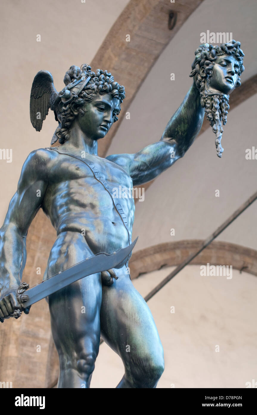 L'Italia, Toscana, Firenze, Cellini, la statua in bronzo del Perseo tenendo la testa di Medusa nella Loggia della Signoria Foto Stock