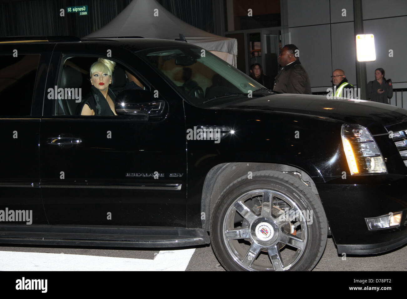 Lady Gaga arrivando a KIIS FM Jingle della sfera 2011 in una con chauffeur Cadillac Escalade di Los Angeles, California - 03.12.11 Foto Stock