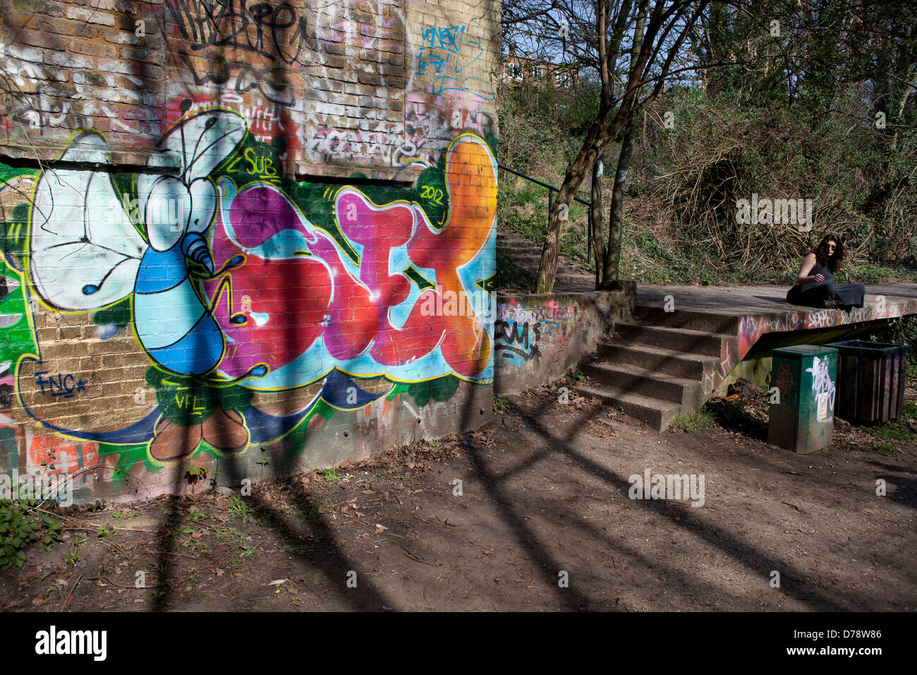 Legal graffiti in pareti lungo il Parco a piedi, Londra, Regno Unito. Foto Stock