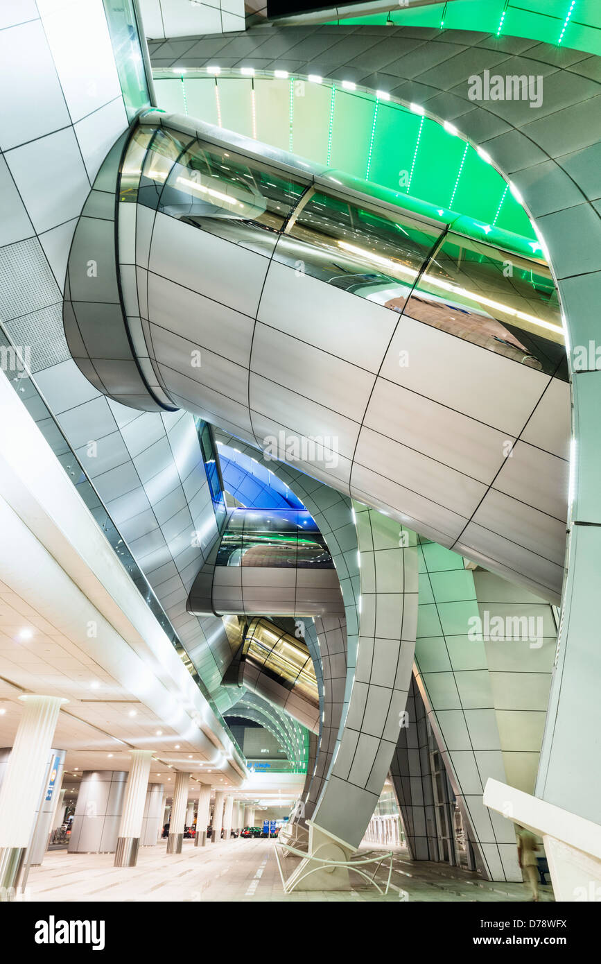 Architettura moderna presso il Terminal 3 dell'Aeroporto Internazionale di Dubai Emirati Arabi Uniti Foto Stock