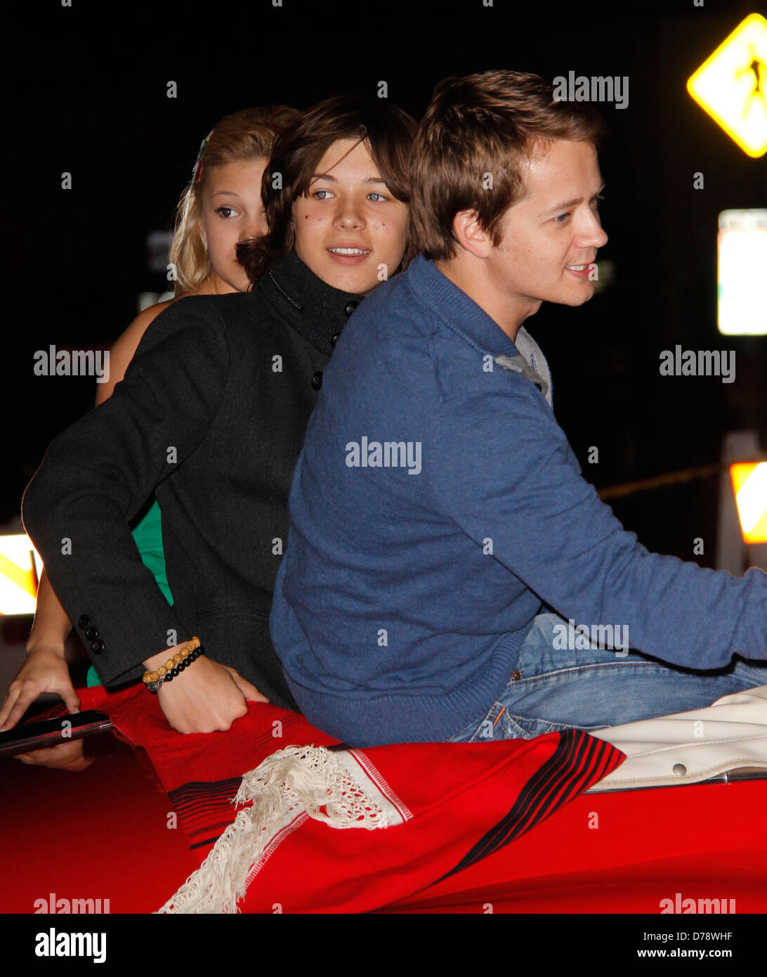 Jason Earles anf Olivia Holt e Leo Howard l'ottantesimo anniversario della nascita di Hollywood parata natalizia che beneficiano dei giocattoli di Marine per Foto Stock